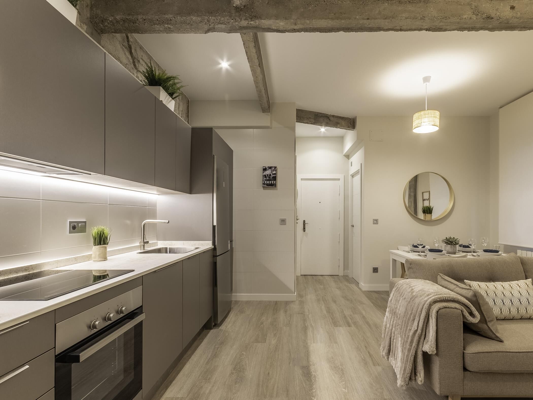 Frigorífico, microondas, horno y lavavajillas