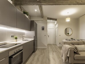 Kühlschrank, Mikrowelle, Ofen, Geschirrspüler