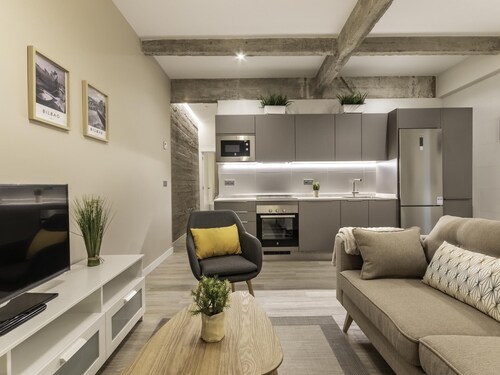 Recién reformado junto a metro San Mamés