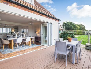 屋外ダイニングエリア