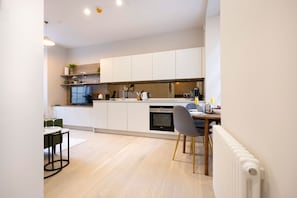 Fridge, oven, stovetop, dishwasher