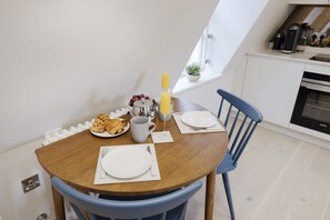Dining - Elegant Studio on Rose South (Edinburgh)