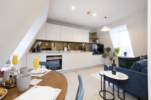 Fridge, oven, stovetop, dishwasher