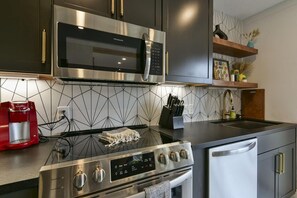 Réfrigérateur, micro-ondes, four, plaque de cuisson
