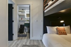 2 habitaciones, escritorio y tabla de planchar con plancha 