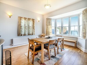 Dining - Great for family get-togethers and within walking distance to the beach. (Penally)