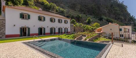 Et oppvarmet basseng