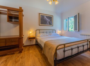 1 bedroom, travel cot, WiFi, bed sheets - Solar dos Reis 2, double room with breakfast (Ribeira Brava)