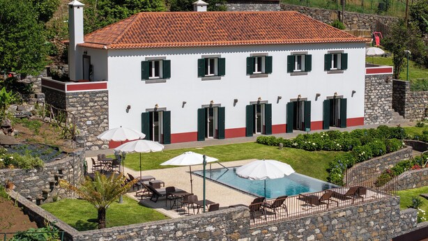 A two-story building with a tiled roof, multiple windows with shutters, and a swimming pool with sun loungers. - Solar dos Reis 6, double room with breakfast (Ribeira Brava)