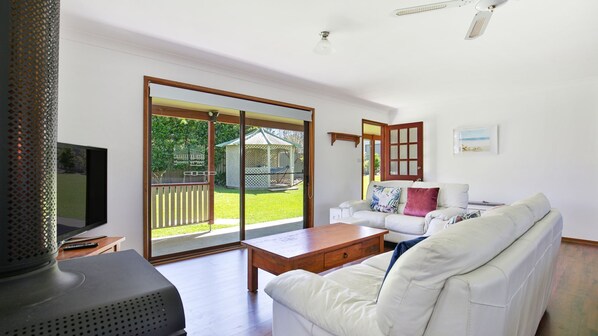 Smart TV, fireplace, books, stereo