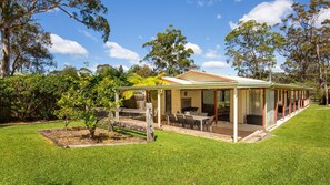 Outdoor dining - Callala Calm - Pet Friendly - 5 Mins Walk to Beach (Callala Bay)