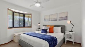 5 chambres, bureau, fer et planche à repasser, lit de bébé portatif