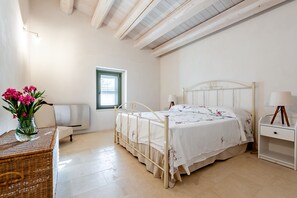7 habitaciones, escritorio y tabla de planchar con plancha 
