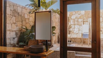 Shower, rainfall showerhead, free toiletries, hair dryer