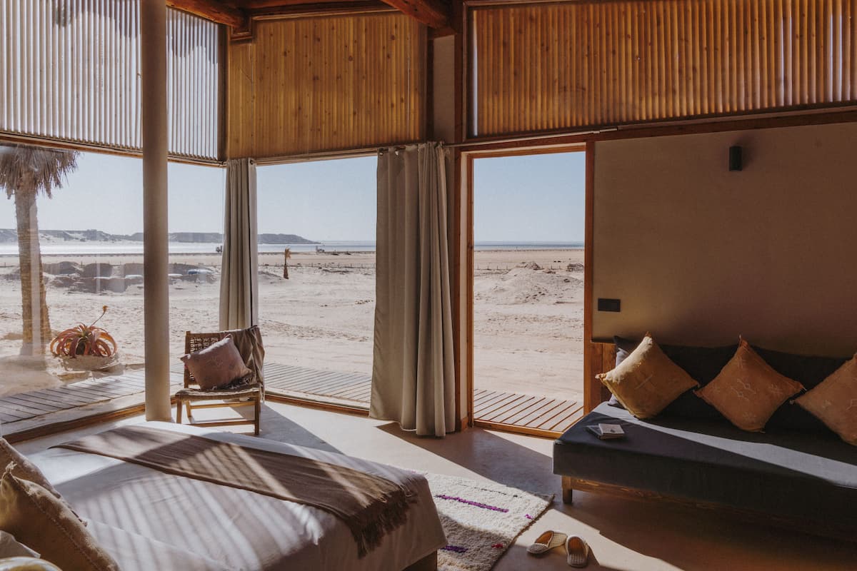 Luxe beddengoed, een kluis op de kamer, een laptopwerkplek