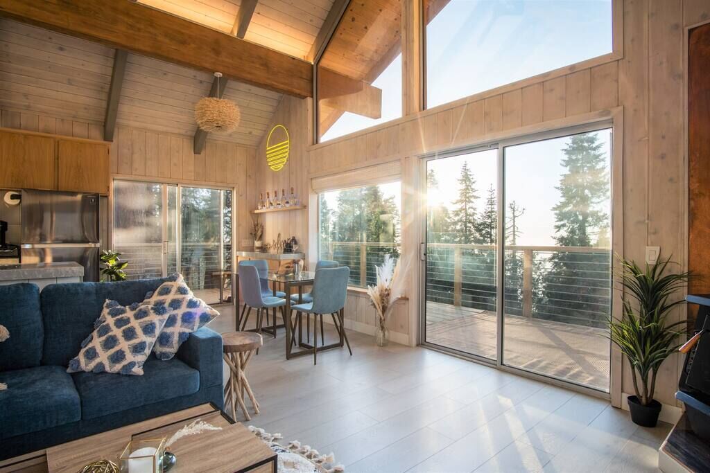 Una televisión, una chimenea