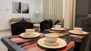 Familienapartment | Wohnbereich | 50-Zoll-Smart-TV mit Satellitenempfang, Fernseher