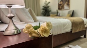 ملاءات من القطن المصري وأغطية فراش متميزة وخزنة داخل الغرفة