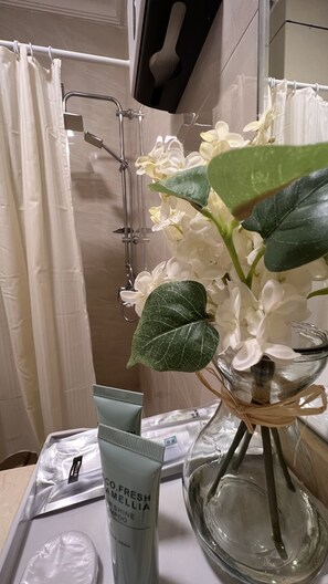 Familienapartment | Badezimmer | Dusche, Regendusche, kostenlose Toilettenartikel, Haartrockner
