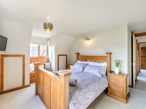 3 bedrooms, free WiFi, bed sheets - 3 bedroom accommodation in Shipton-Under-Wychwood (Shipton-Under-Wychwood)