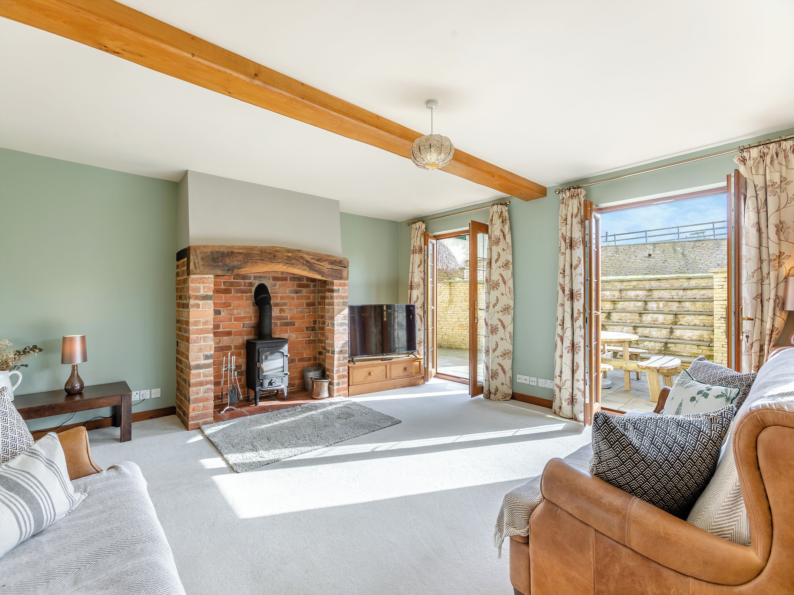 TV, fireplace
