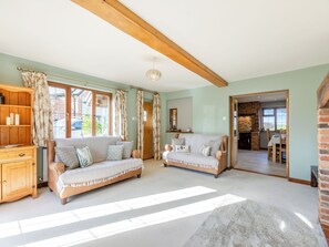 TV, fireplace - 3 bedroom accommodation in Shipton-Under-Wychwood (Shipton-Under-Wychwood)