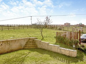 Property grounds - 3 bedroom accommodation in Shipton-Under-Wychwood (Shipton-Under-Wychwood)