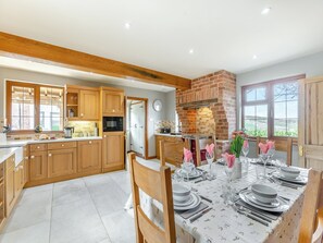 Dishwasher - 3 bedroom accommodation in Shipton-Under-Wychwood (Shipton-Under-Wychwood)