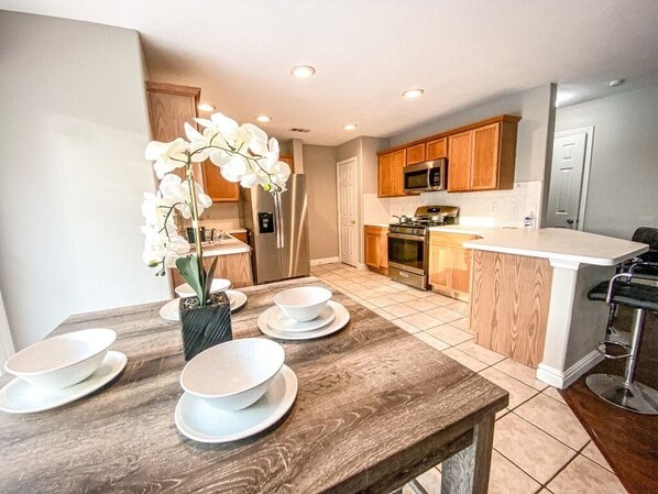 Private kitchen - Poolside dream house! Golf course in Backyard (Cypress)