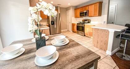 Poolside dream house! Golf course in Backyard