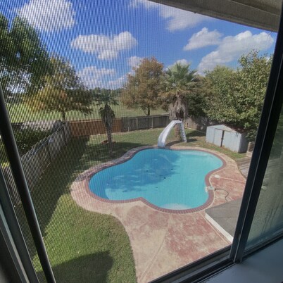 Poolside dream house! Golf course in Backyard