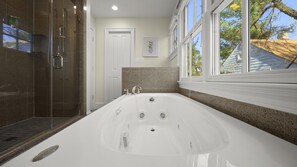 Badewanne, Haartrockner, Handtücher, Seife