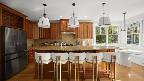 Fridge, microwave, oven, stovetop - 6 King Beds <> A Palatial Suite Xcape (Alexandria)