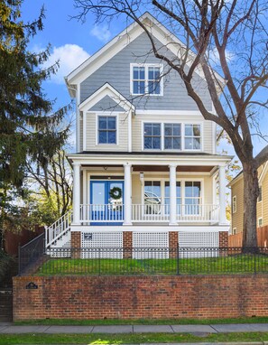 Exterior - 6 King Beds <> A Palatial Suite Xcape (Alexandria)