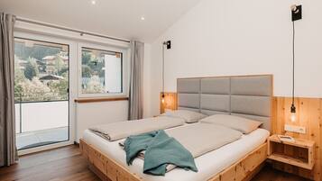 2 bedrooms, desk, travel crib, free WiFi