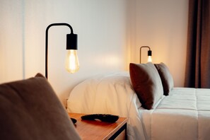 Ropa de cama de alta calidad, cubrecamas y minibar