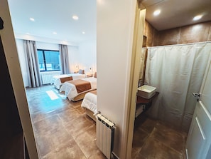 Deluxe-Dreibettzimmer | Hochwertige Bettwaren, Daunenbettdecken, Minibar, Zimmersafe
