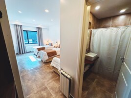 Ropa de cama de alta calidad, cubrecamas y minibar