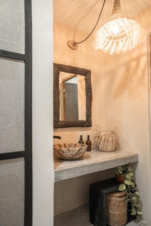 Deluxe Studio | Bathroom | Shower, rainfall showerhead, free toiletries, hair dryer - Casa Leo (Tulum)