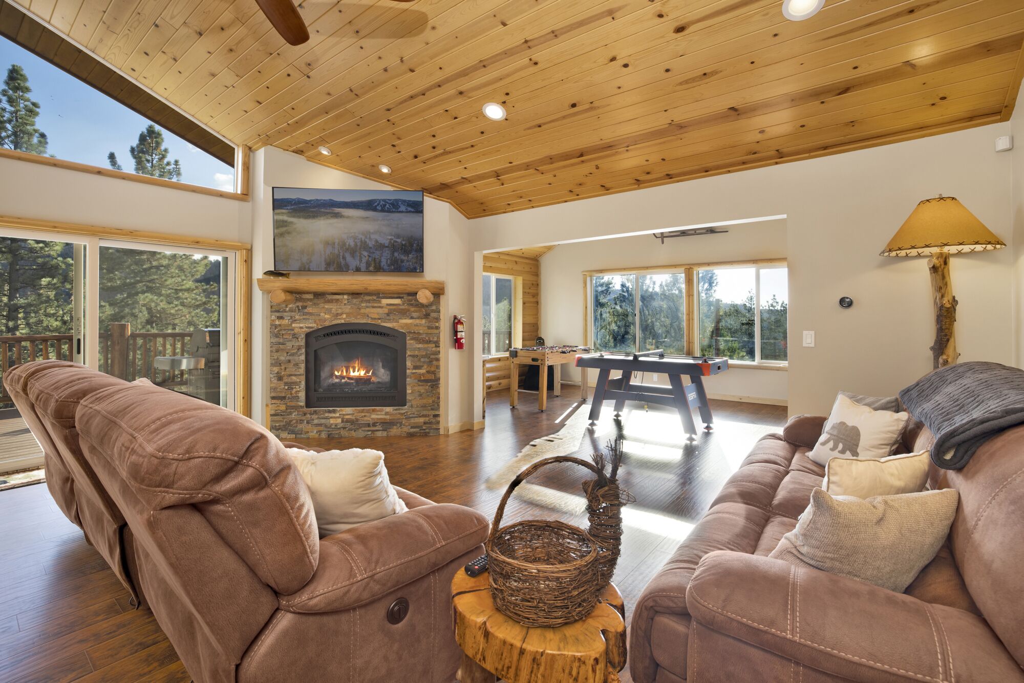 Silver Tip Chalet- Modern Resort Log Cabin- Game Tables