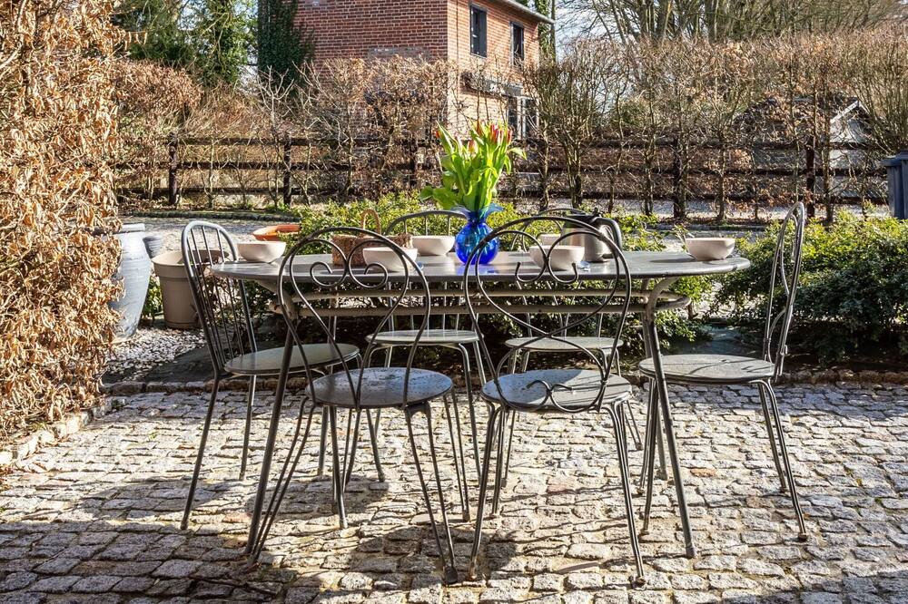 Beautiful apartment in villa for 6 guests with WIFI and TV