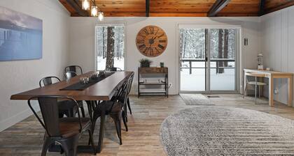 Updated and Classy! Pickleball, SHARC, Fireplace, Backs to Sunriver Forest