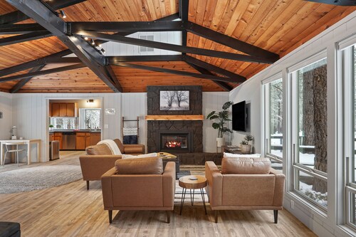 12 Quartz Mtn - Updated and Classy! Pickleball, SHARC, Fireplace, Backs to Sunriver Forest