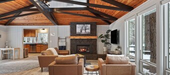 12 Quartz Mtn - Updated and Classy! Pickleball, SHARC, Fireplace, Backs to Sunriver Forest