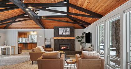12 Quartz Mtn - Updated and Classy! Pickleball, SHARC, Fireplace, Backs to Sunriver Forest