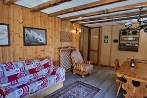 Living area - Renovated, bright apartment centrally located (Gressoney Saint-Jean)