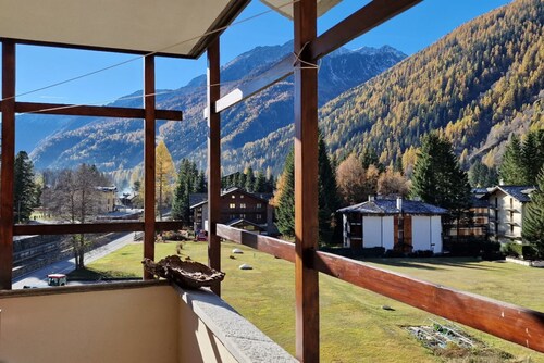 Renovated, bright apartment centrally located