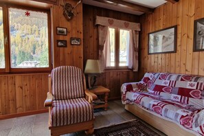 Living area - Renovated, bright apartment centrally located (Gressoney Saint-Jean)