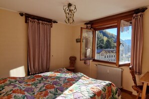 1 bedroom, bed sheets