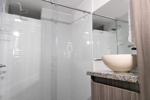 Dusche, Haartrockner, Handtücher, Toilettenpapier
